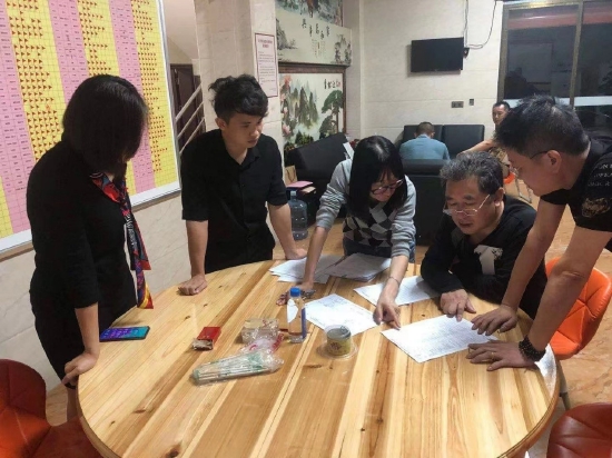  图：街道工作人员与热心村民配合征迁组加班至深夜，耐心为被征收人解释房屋征收补偿安置费用和房屋征收政策。（林木阳）