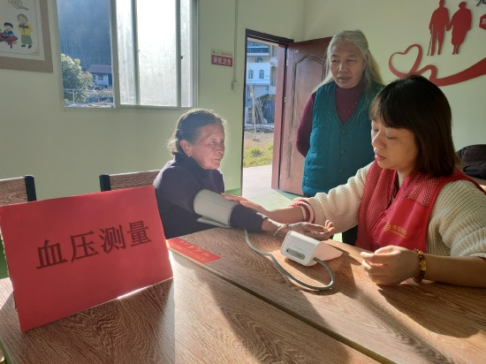 在“数智乡村”沙县区村头村福建移动养老示范点,开展血压测量“暖心”服务