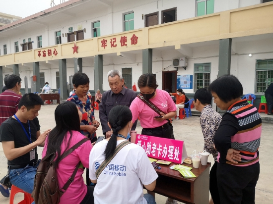 在漳州,福建移动联合当地民政局,为年满60岁老人办理“养老手机”。