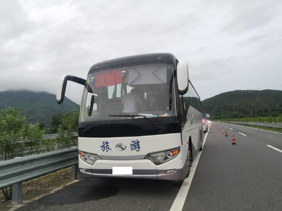 漳州：旅游客车故障 42名乘客被困高速