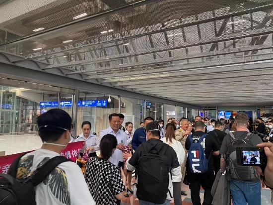厦航运载首批中国旅客抵泰 泰副总理赴机场迎接