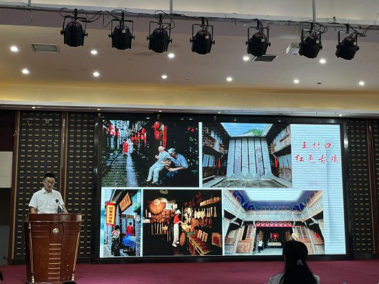 遂昌县文化和广电旅游体育局文旅推广和信息中心主任刘振超上台推介