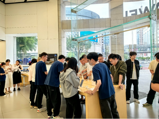 图 | 华为智能生活馆·福州东街口现场人气爆棚