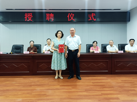 林玉盛书记为杨美副院长颁发聘书