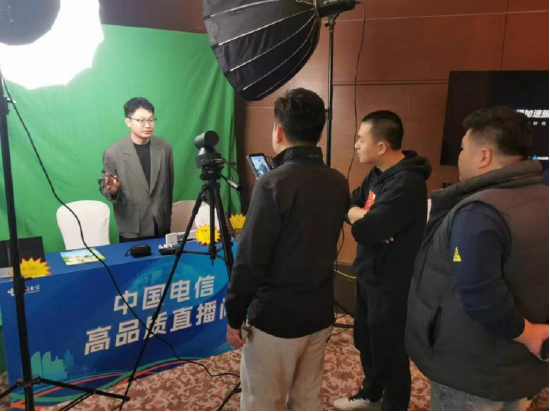 厦门电信技术专家为来宾展示“翼智播一体化解决方案”