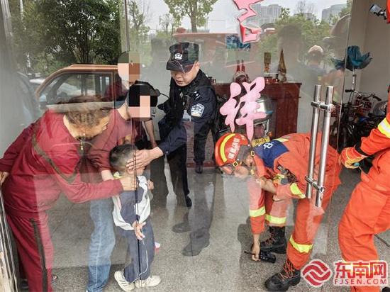 民警与消防人员联手开展救援。沙县公安供图