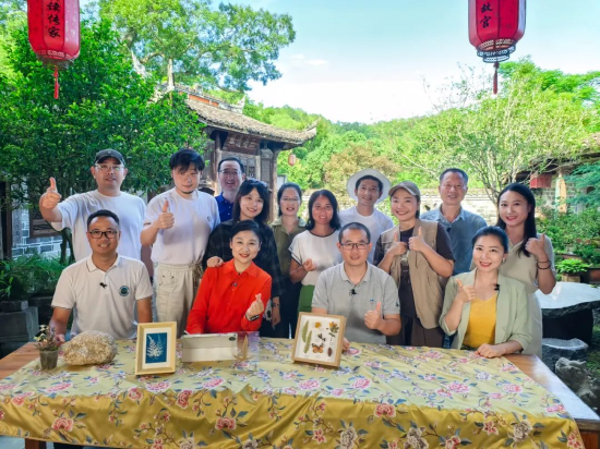 直播团队与嘉宾合影