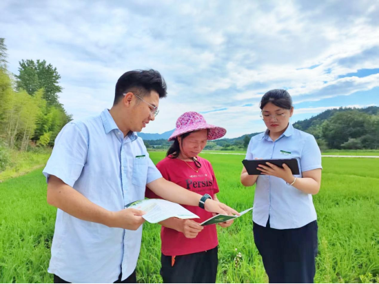 邮储银行建宁县支行客户经理通过移动展业现场采集客户信息，为客户办理贷款