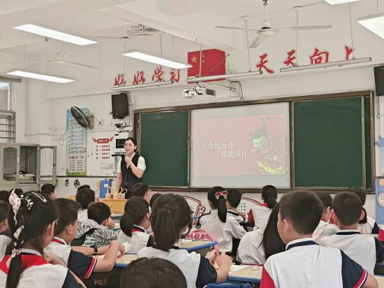 开展送金融知识进校园活动