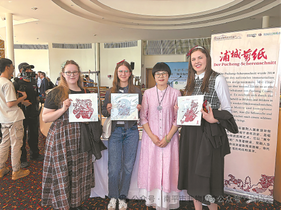 在德国举办的“闽茶海丝行”推介活动上周冬梅带着浦城剪纸亮相