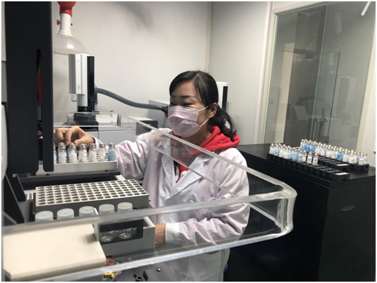 ▲徐燕慧正在进行应急检验