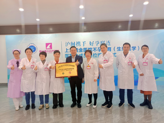 张爱军主任与福兴医护人员合影