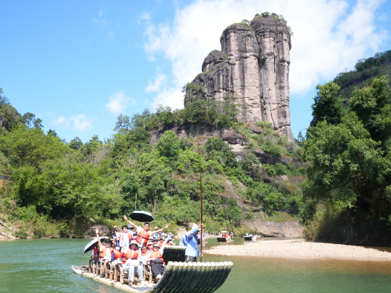营员体验武夷山竹筏漂流