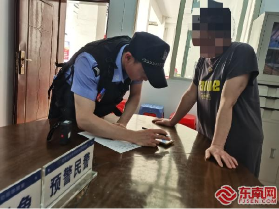 民警正在对曾女士开展预警劝阻及反诈宣传。沙县公安供图