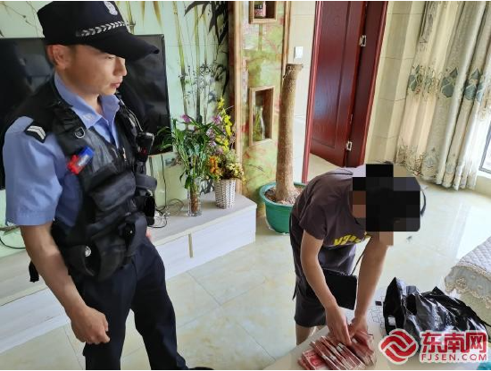 曾女士正准备向骗子寄送的10万元人民币。沙县公安供图