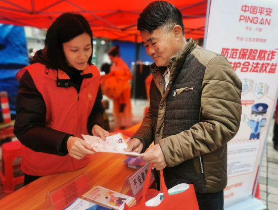 3月13日,福建产险三明中心支公司走进三明市三元区职工文化广场开展3·15金融消费者权益保护宣传活动