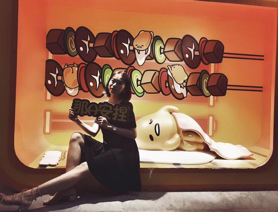 美女达人凹造型