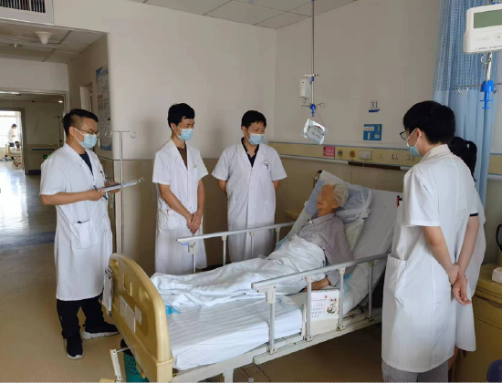  刘国彦教授（左三）团队查房看望术后的阿婆