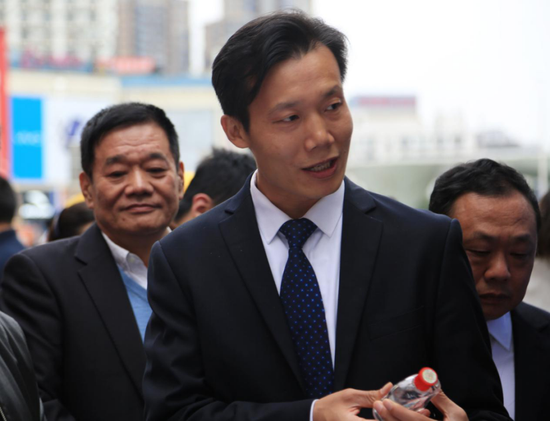 遵义市人民政府副市长鲁成军向福州市民介绍遵义白酒。涂敏 摄