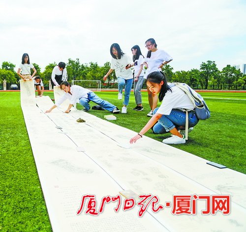学生在精心摆放超长作业。(朱鲜艳摄)