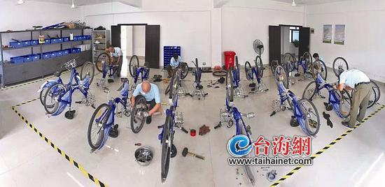 ▲维保人员正在保养维修车辆