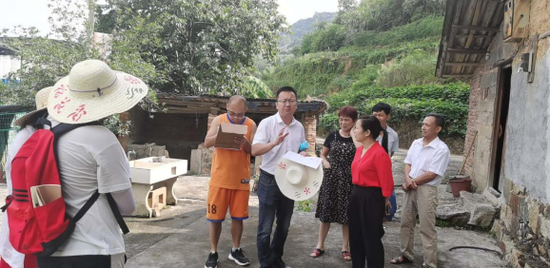 柯文伟同志（右三）入户动员移民户签约