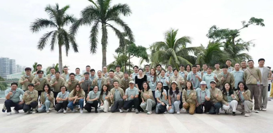 部分参与盛典的员工在三亚合影留念
