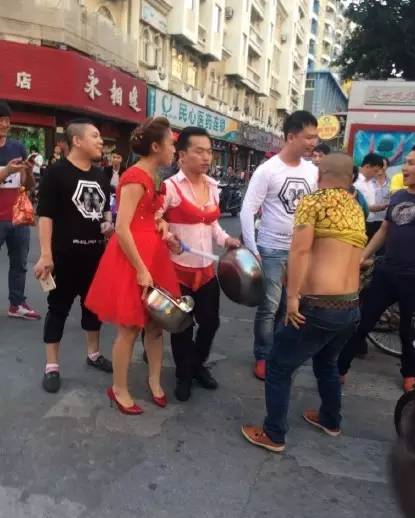 泉州街头有人当众<em>闹洞房 新郎</em>戴胸罩穿女式内