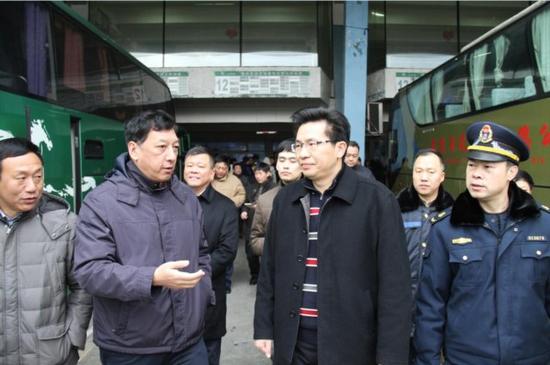 春运首日陈岳峰副厅长在福州检查指导春运工作