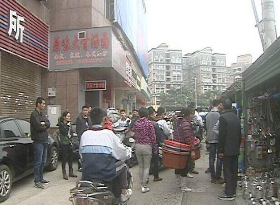 泉州街头男子大喊福建人垃圾砍人 女店主被砍