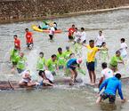 300人水球大战湿身度夏