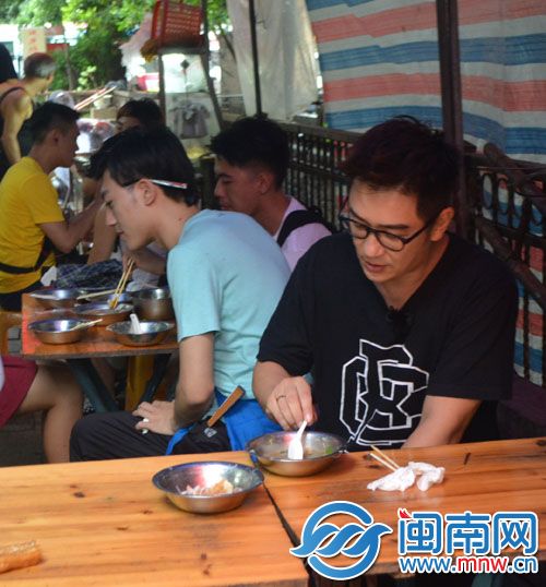 陈浩民吃面线糊中