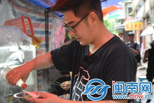 陈浩民往面线糊里添加配料