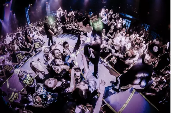 陈小春深夜现身福州星工场酒吧 引粉丝疯狂围