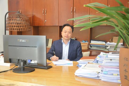 图一 金强公司董事长刘金铃。(苏婷 摄)