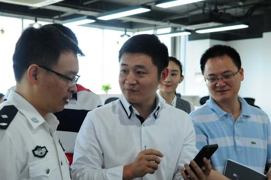 图为厦门市公安局相关负责人到三维码科技考察产品,并探讨如何将三维码导入警用领域。(企业供图)