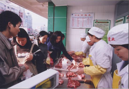 目前,南阳实业已在宁德市开出多家猪肉专卖店,受到市民欢迎。(企业供图)