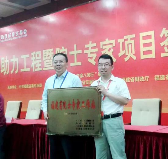 2015年,公司与中国工程院毛炳权院士合作设立院士工作站。企业供图。