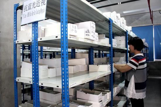 图为工厂成品车间一角。检验合格的产品在这里进行最后的梳理、封装、打包,发往终端市场(刘默涵摄)