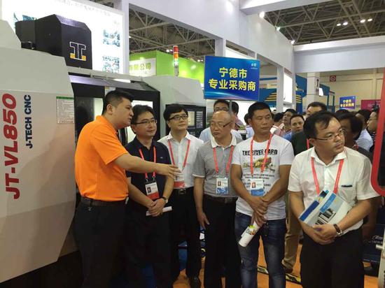 图为第十三届618展会上,嘉泰集团董事长苏亚帅(左一)向客商介绍产品。企业供图