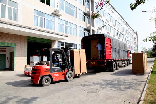 一辆卡车正在装载已经包装完毕的充电桩产品 供图
