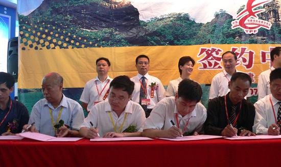图二 2007年“6·18”展会上,武夷味精与华南理工大学项目签约现场。企业供图。