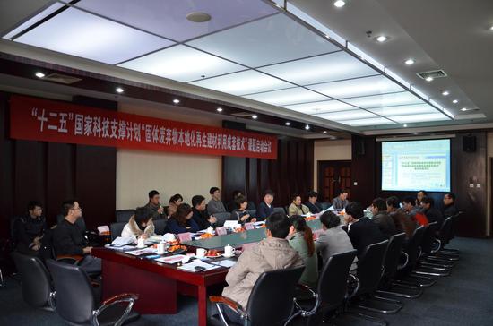 图为专家团队进入企业指导科研工作 企业供图