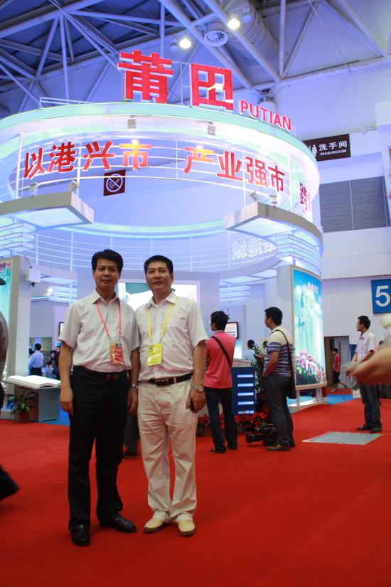 图三 2012年中科华宇董事长林进祥在“6·18”合影留念。企业供图。