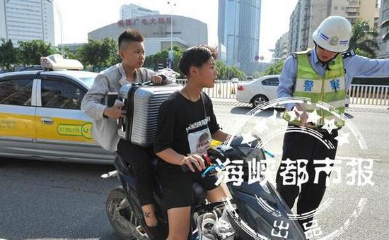 电动车违规载人、闯机动车道,被交警查处