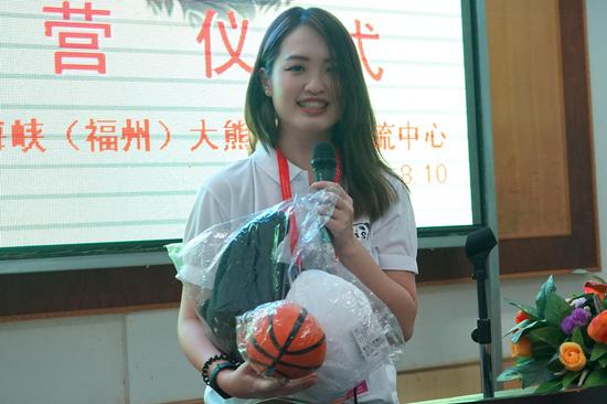 台湾学子介绍自己带来的礼物
