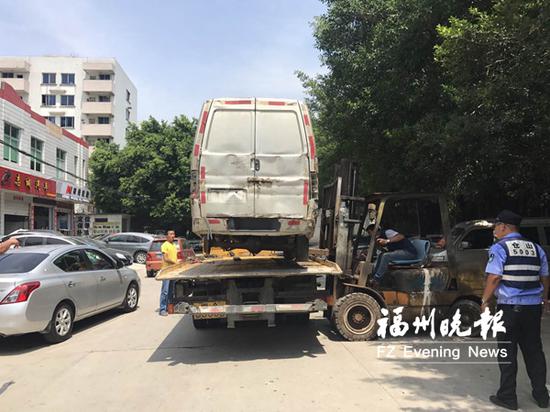 一辆“僵尸车”被拖走。