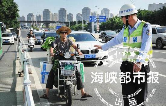 电动车违规载人、闯机动车道,被交警查处