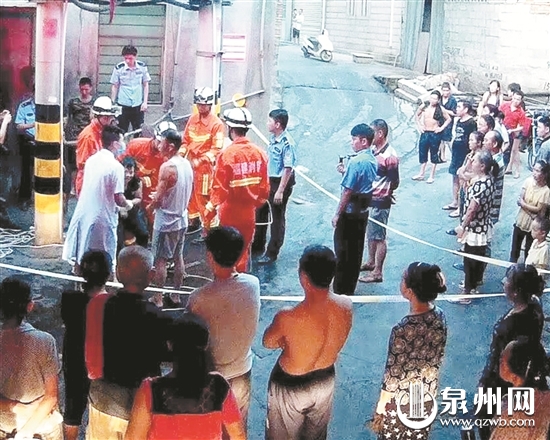 众人合力将阿婆救出