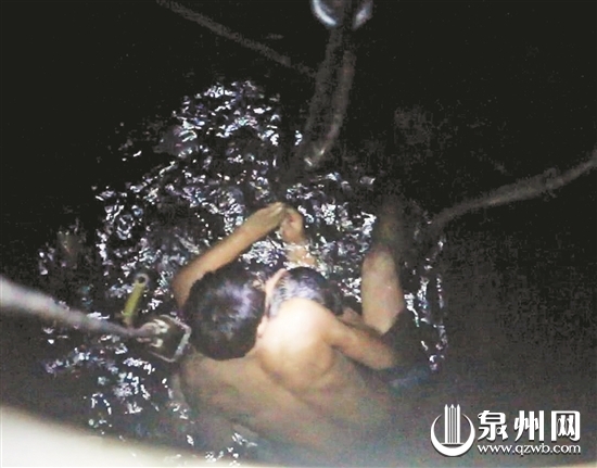 王跃辉将阿婆紧紧扶住